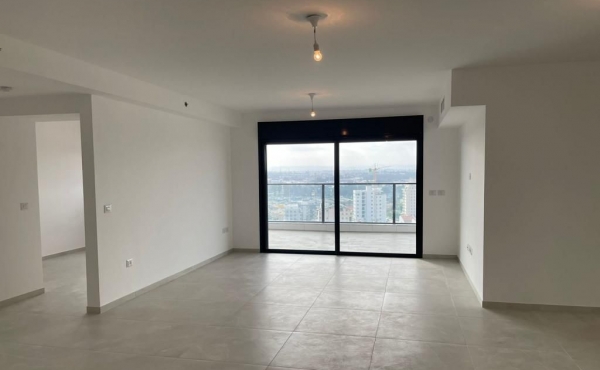 Petah Tikva area 5 rooms Terrace Lifts Parking Apartment for rent in Netanya